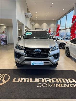 TOYOTA HILUX SW4 2.8 D-4D TURBO DIESEL SRX 7L 4X4 AUTOMÁTICO TOYOTA HILUX SW4 2.8 D-4D TURBO DIESEL SRX 7L 4X4 AUTOMÁTICO